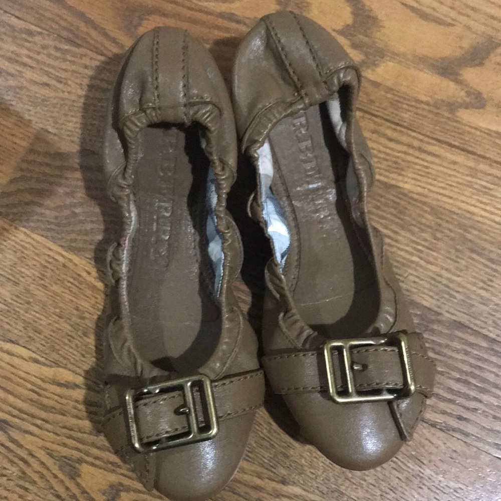 Never worn size 7 US Burberry Ballet flat style